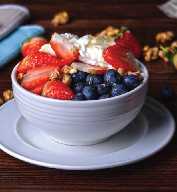 Yoghurt pot with fresh berries